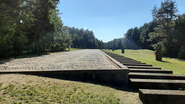 Treblinka, 2021, Stilisierte Rampe und symbolische Gleise mit Steinblöcken, Stiftung Denkmal