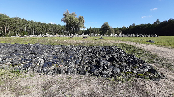 Treblinka, 2021, Blick auf das Gelände mit stilisiertem Massengrab mit an Asche erinnernden Steinen, Stiftung Denkmal