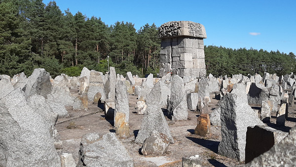 Treblinka, 2021, Blick auf das zentrale Monument inmitten von Steinen, die an ausgelöschte jüdische Gemeinden erinnern, Stiftung Denkmal
