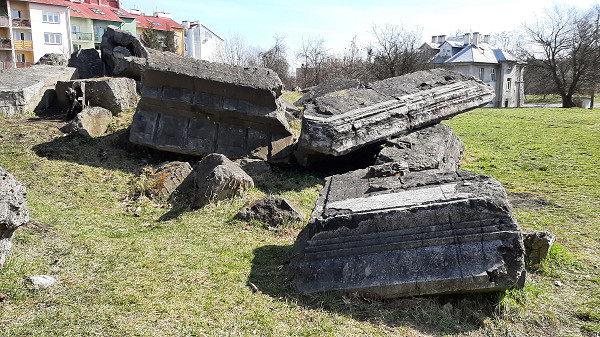 Krakau-Plaszow, 2023, Ruinen der Bestattungshalle eines der ehemaligen jüdischen Friedhöfe, Stiftung Denkmal