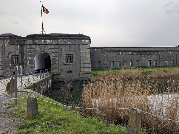 Breendonk, 2022, Eingangstor der Festung, Stiftung Denkmal