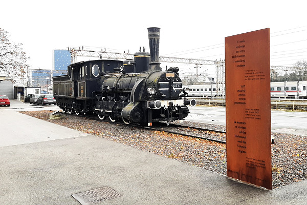 Zagreb, 2023, Gedenktafel und historische Lokomotive, Stiftung Denkmal