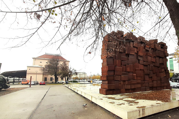 Zagreb, 2023, Symbolischer Kofferstapel, Stiftung Denkmal