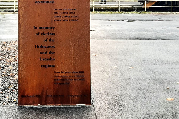 Zagreb, 2023, Detailansicht der Informationstafel mit Widmung, Stiftung Denkmal