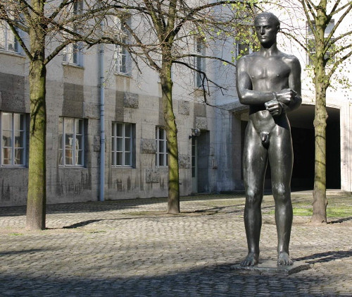 Berlin, 2008, Skulptur »Junger Mann mit gebundenen Händen« von Richard Scheibe, Stiftung Denkmal, Anne Bobzin
