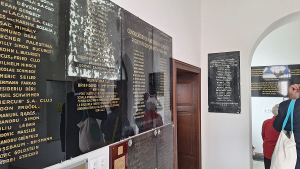 Klausenburg, 2024, Gedenktafel mit Namen von Holocaustopfern in der Synagoge, Stiftung Denkmal