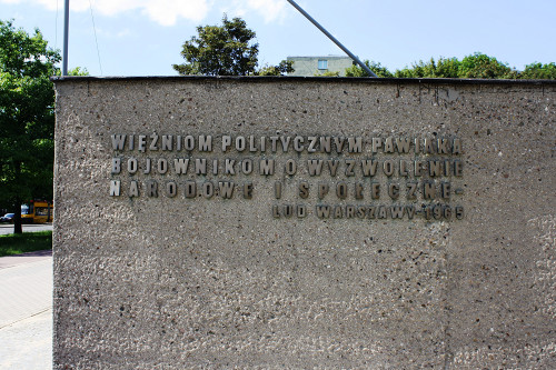 Warschau, 2013, Widmung am Eingang: »Den politischen Häftlingen, den Kämpfern um die nationale und gesellschaftliche Befreiung – Das Volk Warschaus, 1965«, Stiftung Denkmal