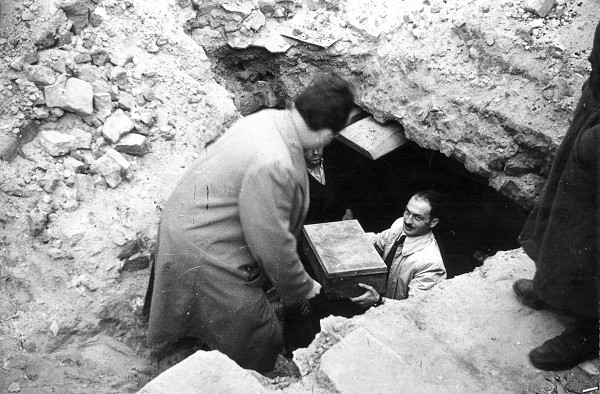 Warschau, 1946, Bergung der verbliebenen Bestände von Oneg Shabbat, Yad Vashem