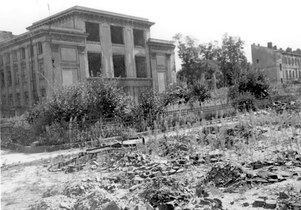 Warschau, vermutlich 1943, Das Gebäude des heutigen Jüdische Historische Institut mit den Trümmern der zerstörten Synagoge im Vordergrund, Yad Vashem