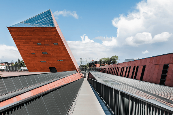 Danzig, 2017, Der Entwurf für das Gebäude des Museums des Zweiten Weltkriegs stammt vom Architekturbüro Kwadrat aus Gdynia, Muzeum II Wojny Swiatowej