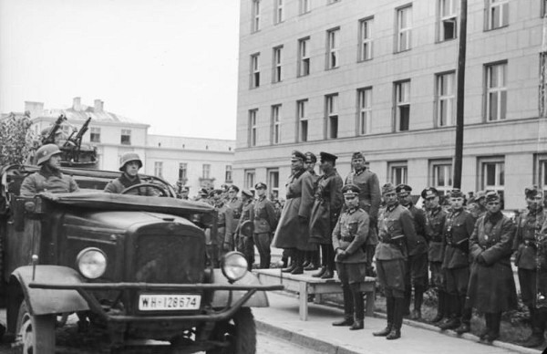 Brest, 1939, Deutsch-sowjetische Siegesparade in Brest-Litowsk am 22. September 1939, Bundesarchiv Bild 101I-121-0011A-23 / CC-BY-SA 3.0