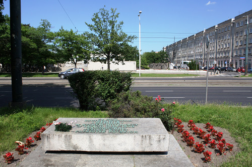 Warschau, 2013, Gedenkstein für die Opfer des Frauengefängnisses »Serbia« gegenüber des Museums Pawiak, Stiftung Denkmal