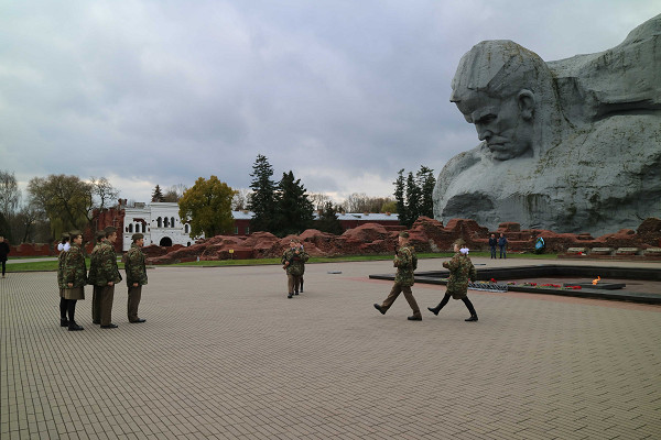 Brest, 2017, Soldaten vor dem sowjetischen Ehrendenkmal, Christian Schmittwilken