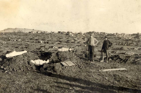 Lodz, o.D., Vergraben von Leichen aus dem Ghetto Litzmannstadt auf dem Jüdischen Friedhof, Yad Vashem