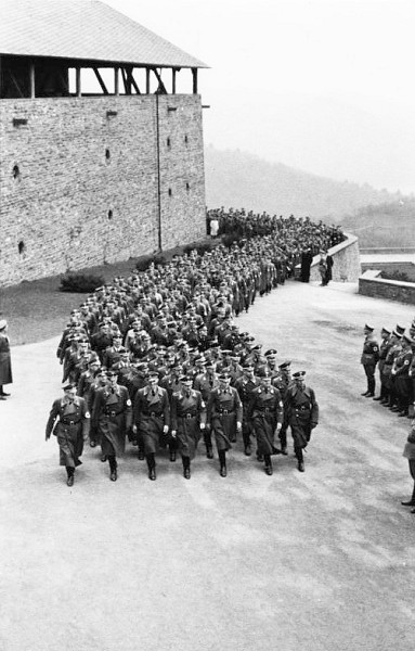 NS-Ordensburg Vogelsang, 1937, SS-Männer beim Marschieren auf der Burg Vogelsang, Bundesarchiv: Bild 146-1985-108-16A