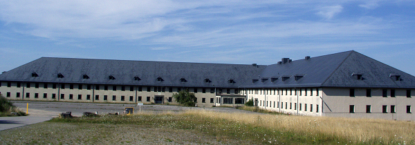 NS-Ordensburg Vogelsang, 2009, Von der belgischen Militärverwaltung gebautes Kasernengebäude auf Fundamenten des in den späten 1930er Jahren gelegten Fundaments für das geplante »Haus des Wissens«, VoWo / Wikimedia Commons