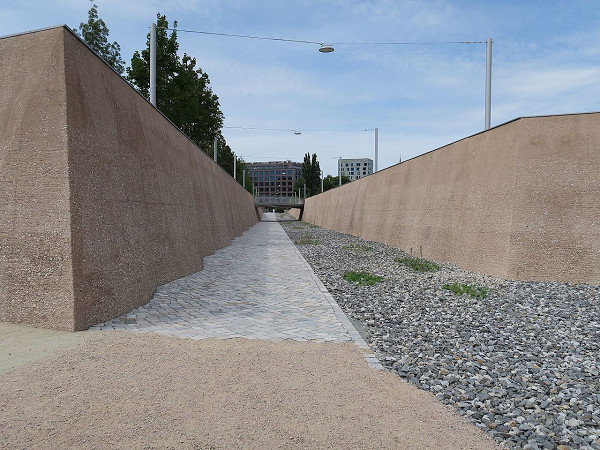 Hamburg, 2016, »Fuge« im Lohsepark, dem ehemaligen Vorplatz des Hannoverschen Bahnhofs, NordNordWest / Wikimedia Commons