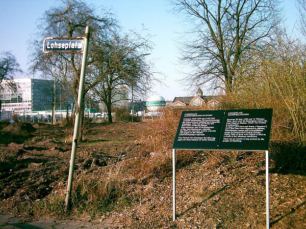 Hamburg, 2007, Die  2005 errichtete Gedenktafel für die vom Hannoverschen Bahnhof Deportierten am Lohseplatz, gemeinfrei