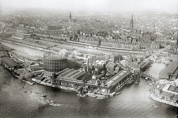 Hamburg, 1930, Luftaufnahme des Hafengebiets Grasbrook, in dem der Fruchtschuppen C am Ufer im mittleren Vordergrund steht, gemeinfrei