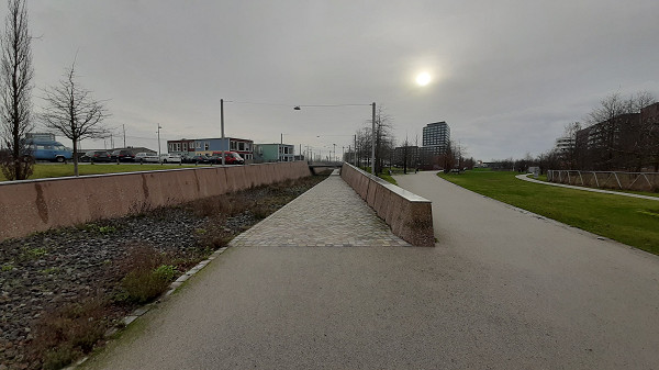 Hamburg, 2020, Die »Fuge«, die den ehemaligen Gleisverlauf auf dem Vorplatz des Hannoverschen Bahnhofs imitiert, Stiftung Denkmal