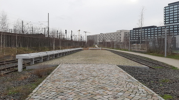 Hamburg, 2020, Gedenktafeln am nachgebildeten Bahnsteig, Stiftung Denkmal