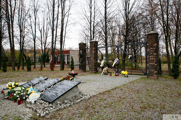 Świętochłowice, 2007, Die Gedenktafeln vor dem ehemaligen Lagertor, Tiergarten4Association e.V.