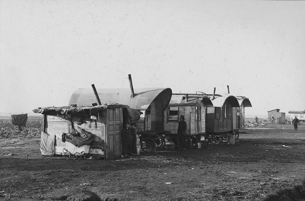 Magdeburg, 1939, Das »Zigeunerlager« an der Ebendorfer Chaussee (Grundstück Holzweg), Stadtarchiv Magdeburg, Fotos HBA - Fotobestand Hochbauamt, Nr. 16785