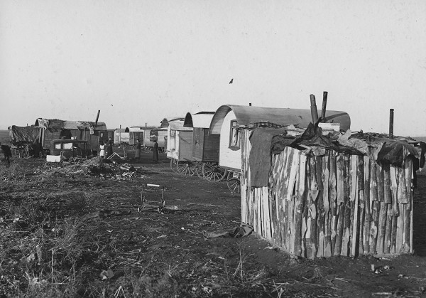 Magdeburg, 1939, Das »Zigeunerlager« an der Ebendorfer Chaussee (Grundstück Holzweg), Stadtarchiv Magdeburg, Fotos HBA - Fotobestand Hochbauamt, Nr. 16786