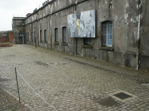 Breendonk, 2000, Wallanlagen der Festung Breendonk mit Verweisen auf die Opfer, Museum Nationaal Gedenkteken Fort Breendonk