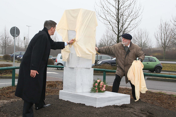 Magdeburg, 2009, Einweihung der Gedenkstele am Ort des ehemaligen »Zigeunerlagers Magdeburg Holzweg«, Archiv Dokumentations- und Kulturzentrum Deutscher Sinti und Roma / CC BY 4.0