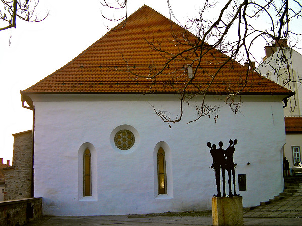 Maribor, 2009, Holocaust-Denkmal vor der Mariborer Synagoge, Wikimedia Commons / Tony Bowden