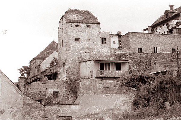 Maribor, 1961, Der Mariborer Judenturm mit der Synagoge im Hintergrund, Wikimedia Commons / Dragiša Modrinjak