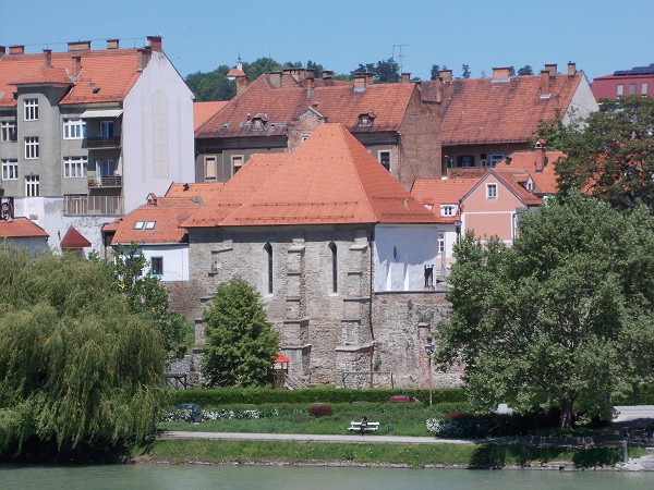 Maribor, 2013, Blick über die Drau auf die Synagoge von Maribor, Wikimedia Commons / Janezdrilc