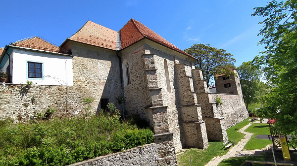 Maribor, 2021, Die Synagoge Maribor mit dem Judenturm im Hintergrund, Wikimedia Commons / Sinagoga Maribor