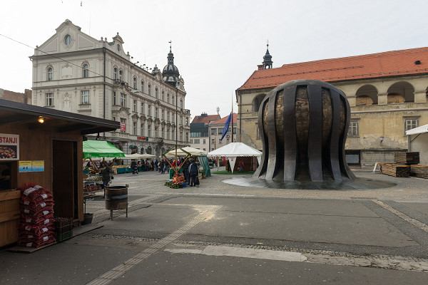 Maribor, 2015, Trg svobode mit NOB-Denkmal, Wikimedia Commons / Ralf Roletschek