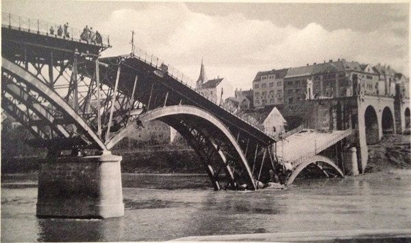 Maribor, 1941, Die von Partisanen zerstörte Alte Brücke über die Drau, Wikimedia Commons / Sporti