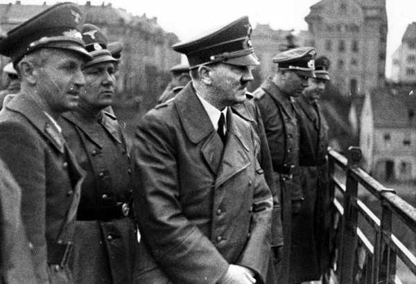 Maribor, 1941, Adolf Hitler auf dem unzerstörten Teil der Alten Brücke über die Drau, Wikimedia Commons / Bundesarchiv, Bild 121-0723 / CC-BY-SA 3.0