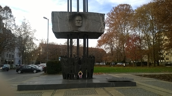 Maribor, 2015, Das Boris-Kidrič-Denkmal auf dem Bahnhofsvorplatz, Wikimedia Commons / Osbp