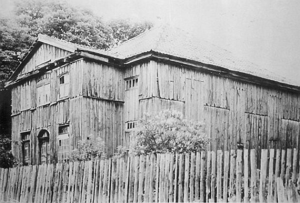 Aschenhausen, 1950er Jahre, die ehemalige Aschenhauser Synagoge in landwirtschaftlicher Nutzung, unbekannt / CC SA