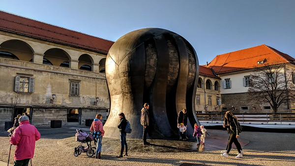 Maribor, o.D., Trg svobode mit NOB-Denkmal, Spomenik Database