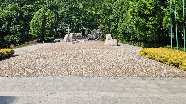 Warschau, 2024, Das Denkmal für die Unbesiegbaren Gefallenen auf dem Friedhof der Aufständischen, Stiftung Denkmal / Uwe Neumärker