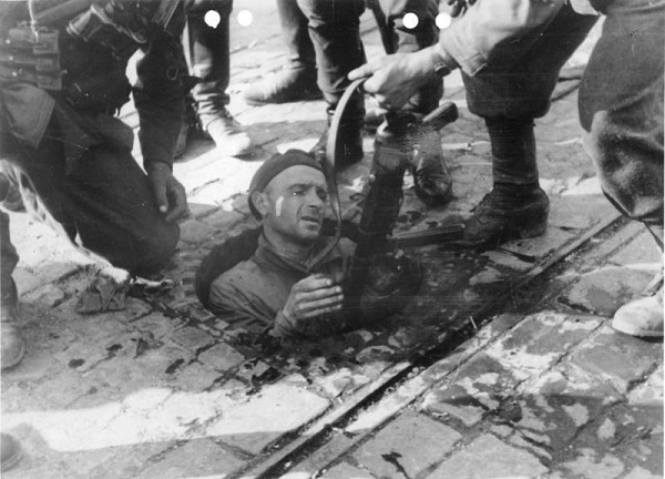 Warschau, 1944, Gefangennahme eines polnischen Aufständischen, Bundesarchiv, Bild 146-1994-054-30 / August Ahrens / CC-BY-SA 3.0