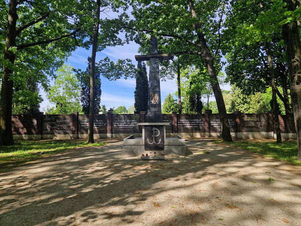 Warschau, 2024, Gedenkstätte auf dem Friedhof mit religiösen und an den Aufstand erinnernden Symbolen, Stiftung Denkmal / Uwe Neumärker