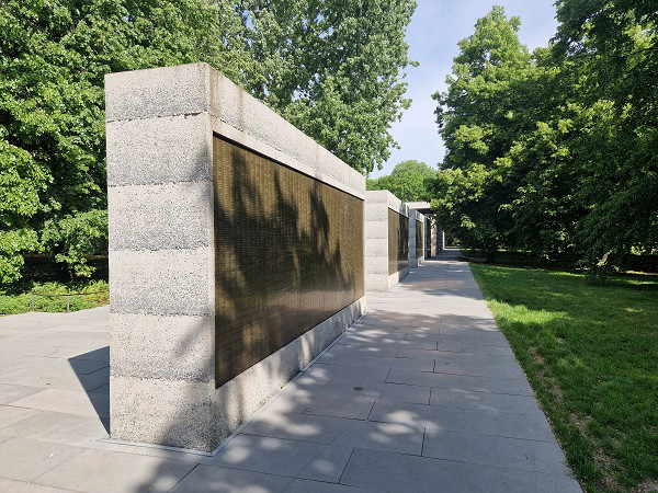 Warschau, 2024, Gedenkmauer mit Messingtafeln in der 2023 eröffneten Gedenkstätte, Stiftung Denkmal / Uwe Neumärker