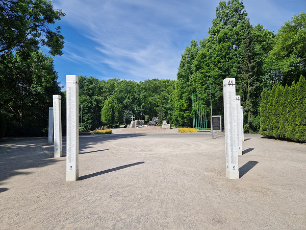 Warschau, 2024, Gedenkstelen vor dem Denkmal für die Unbesiegbaren Gefallenen, Stiftung Denkmal / Uwe Neumärker