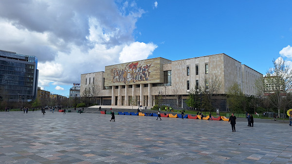 Tirana, 2024, Gesamtansicht des Museums im Zentrum der albanischen Hauptstadt, Stiftung Denkmal