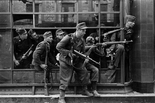 Warschau, 1944, Angehörige der Waffen-SS im Häuserkampf, Wikimedia Commons / Bundesarchiv, Bild 183-R97906 / Schremmer / CC-BY-SA 3.0