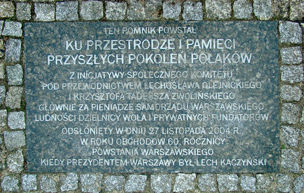 Warschau, 2011, Gedenktafel vor dem Denkmal, Wikimedia Commons / Szczebrzeszynski