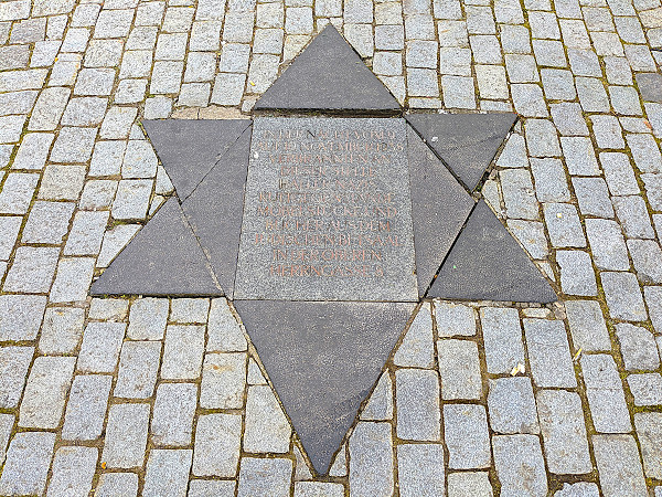 Schwäbisch Hall, 2024, Gedenkstern auf dem Haller Marktplatz, Stiftung Denkmal / Benedikt Putz