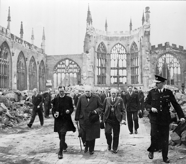 Coventry, 28. September 1941: Premierminister Winston Churchill beim Besuch der zerstörten Kathedrale, Imperial War Museum H 14250, gemeinfrei